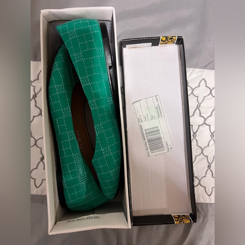 EMERALD FLATS 🥿 Size 7.5 with original box 📦